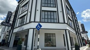 Un edificio en esquina con un letrero que dice Hotel Mirda.