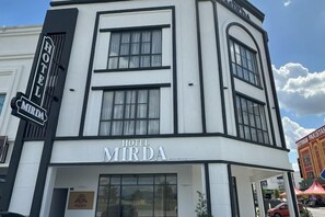 En hörnbildning med en skylt som visar att det är ”Hotel Mirda”.