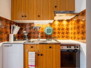 Réfrigérateur, un four, cafetière-théière, grille-pain