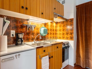 Fridge, oven, coffee/tea maker, toaster