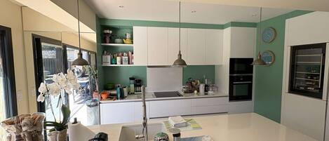 Geladeira, micro-ondas, fogão, cafeteira/chaleira