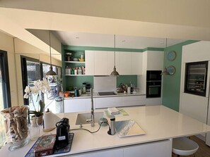 Kühlschrank, Mikrowelle, Ofen, Wasserkocher mit Kaffee-/Teezubehör