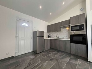 Réfrigérateur, four à micro-ondes, un four, cafetière-théière