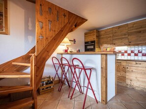 Réfrigérateur, un four, surface de cuisson, lave-vaisselle