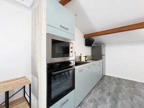 Réfrigérateur, four à micro-ondes, un four, surface de cuisson