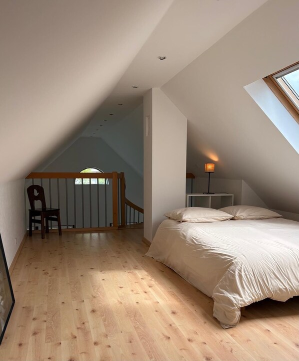 3 habitaciones, tabla de planchar con plancha, wifi y ropa de cama