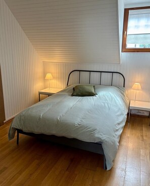 3 bedrooms, iron/ironing board, WiFi, bed sheets