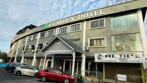 A hotel with a sign that reads "K Garden Hotel." - K Garden Hotel Sungai Petani (Sungai Petani)