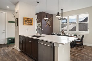 Réfrigérateur, four à micro-ondes, un four, surface de cuisson