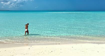 Razzle House Beachfront Treasure Cay Family-friendly Paradise