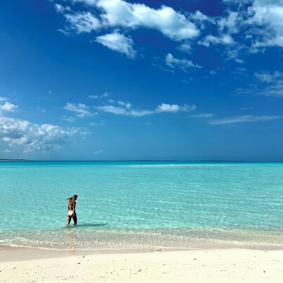 Razzle House Beachfront Treasure Cay Family-friendly Paradise