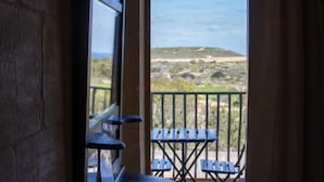 A balcony with a view of a hilly landscape. - The Figolla Farmhouse - Gizimina 1 (Ix-Xagħra)