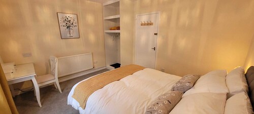 Spacious Town Centre Apartment - Home Away From Home with Great Wi-Fi