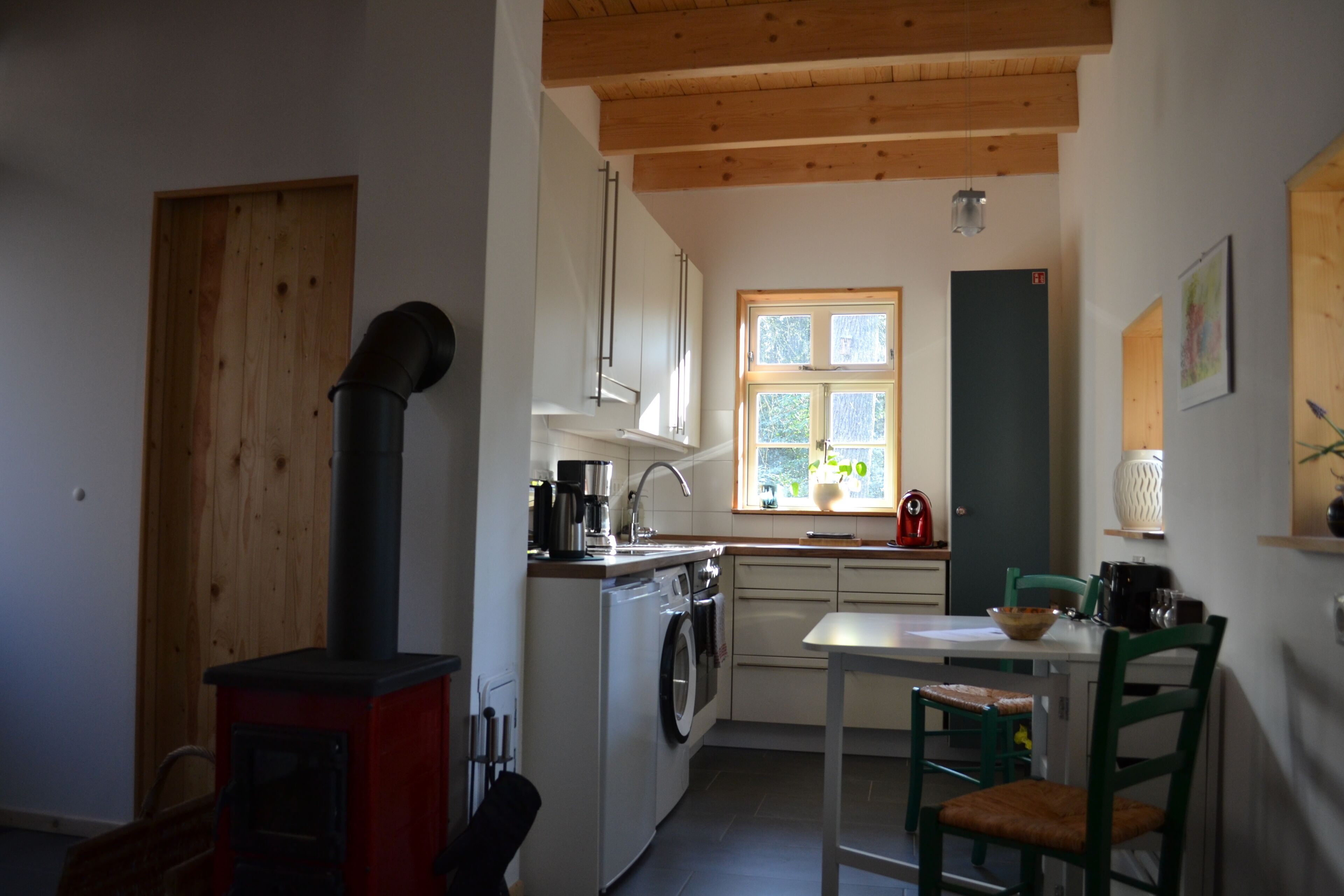 Kühlschrank, Ofen, Herdplatte, Wasserkocher mit Kaffee-/Teezubehör