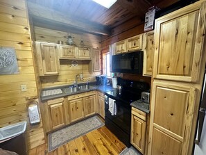 Kühlschrank, Mikrowelle, Herdplatte, Wasserkocher mit Kaffee-/Teezubehör