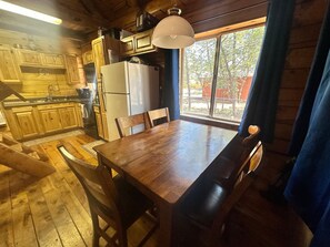 Réfrigérateur, four à micro-ondes, surface de cuisson, cafetière-théière