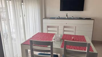 Apartamento, 1 quarto, sacada, vista para a cidade | Sala de jantar