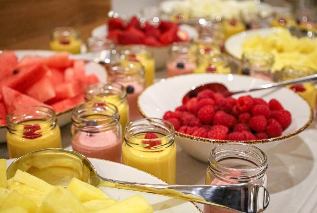 Un buffet proposant une variété de fruits et de desserts.