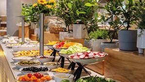 A buffet with various food items and potted plants. - Wave Międzyzdroje Resort & Spa (Międzyzdroje)