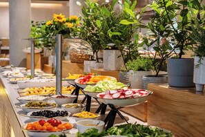 Daily continental breakfast (PLN 120 per person)