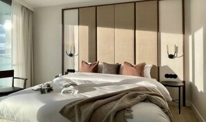 Apartament Deluxe | Caja de seguridad en la habitación, escritorio y cortinas blackout 