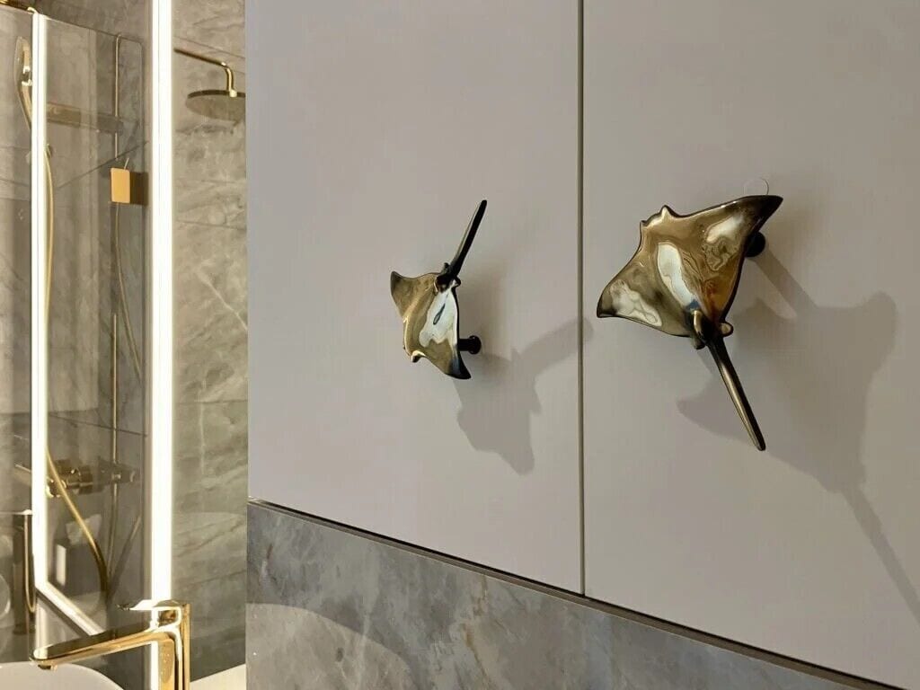 Une salle de bain dotée d’une douche à parois de verre et de deux appliques murales.