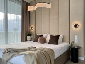 Apartament Sky Plus + | Tallelokero huoneessa, kannettavalle tietokoneelle sopiva työtila