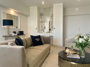 Apartament Sky View | In-room safe, laptop workspace, blackout curtains, iron/ironing board
