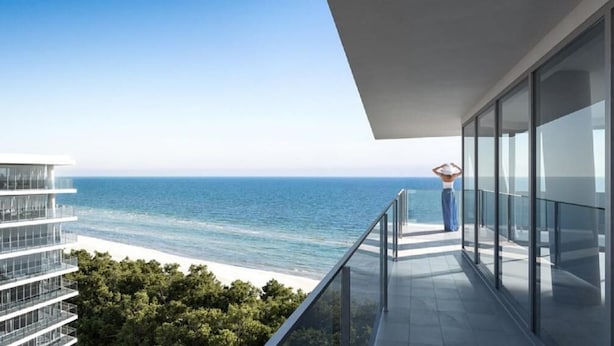 A modern building with a balcony overlooking a beach. - Wave Międzyzdroje Resort & Spa (Międzyzdroje)