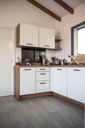 Réfrigérateur, un four, cafetière-théière, vaisselle et ustensiles