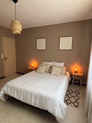 4 bedrooms, desk, iron/ironing board, travel crib
