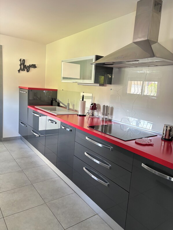 Fridge, microwave, oven, stovetop - Villa Campagne Aixoise (fuveau)
