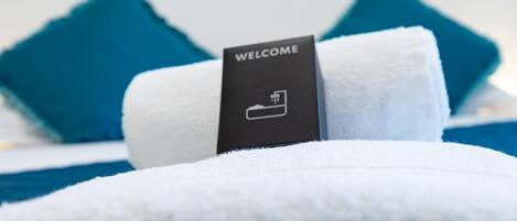 Ducha, bidet, toallas, shampoo