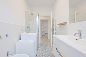 Dusche, Bidet, Handtücher, Shampoo