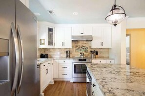 Réfrigérateur, four à micro-ondes, un four, surface de cuisson