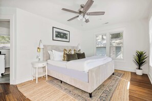 5 chambres, bureau, fer et planche à repasser, lit de bébé portatif