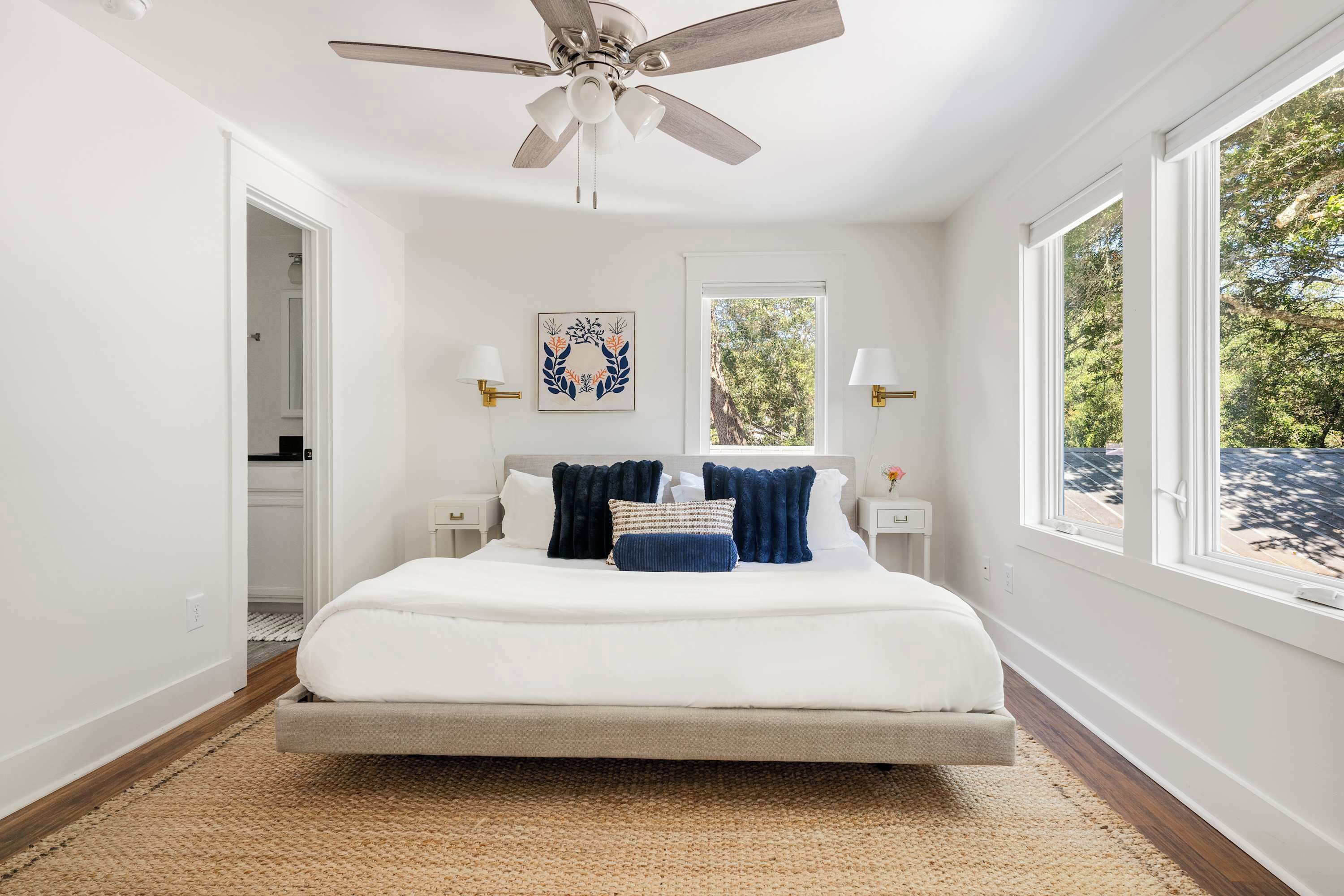 5 habitaciones, escritorio y tabla de planchar con plancha 