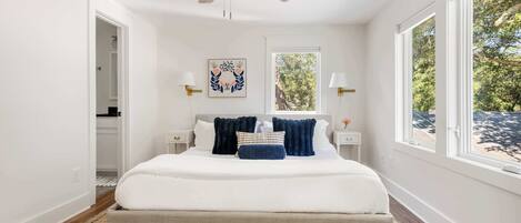 5 habitaciones, escritorio y tabla de planchar con plancha