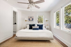 5 bedrooms, desk, iron/ironing board, travel cot - Beach House with 5 King Beds & Bikes (Isle of Palms)