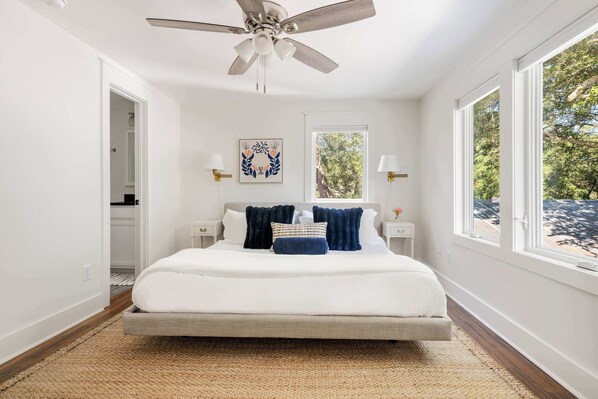 5 chambres, bureau, fer et planche à repasser, lit de bébé portatif