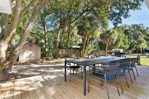 Outdoor dining - Beach House with 5 King Beds & Bikes (Isle of Palms)