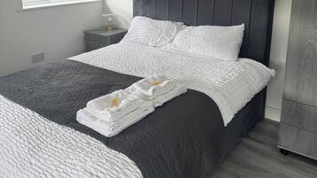 2 slaapkamers, een strijkplank/strijkijzer, gratis wifi, beddengoed