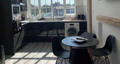 Stylish 2 BR Apartment in Denton + Free Parking