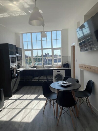 Stylish 2 BR Apartment in Denton + Free Parking