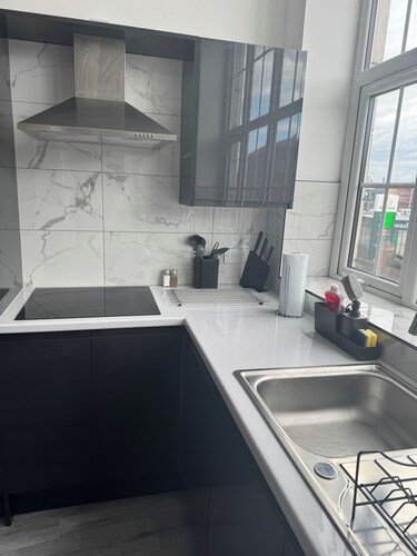 Stylish  2 BR Apartment in Denton +  Free Parking