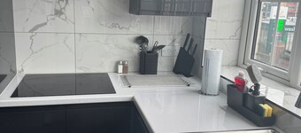 Stylish 2 BR Apartment in Denton + Free Parking