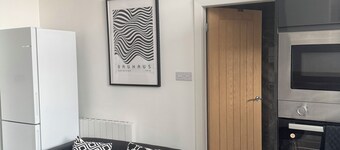 Stylish  2 BR Apartment in Denton +  Free Parking