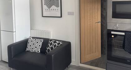 Stylish 2 BR Apartment in Denton + Free Parking