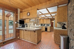 Jääkaappi, mikroaaltouuni, uuni, astianpesukone