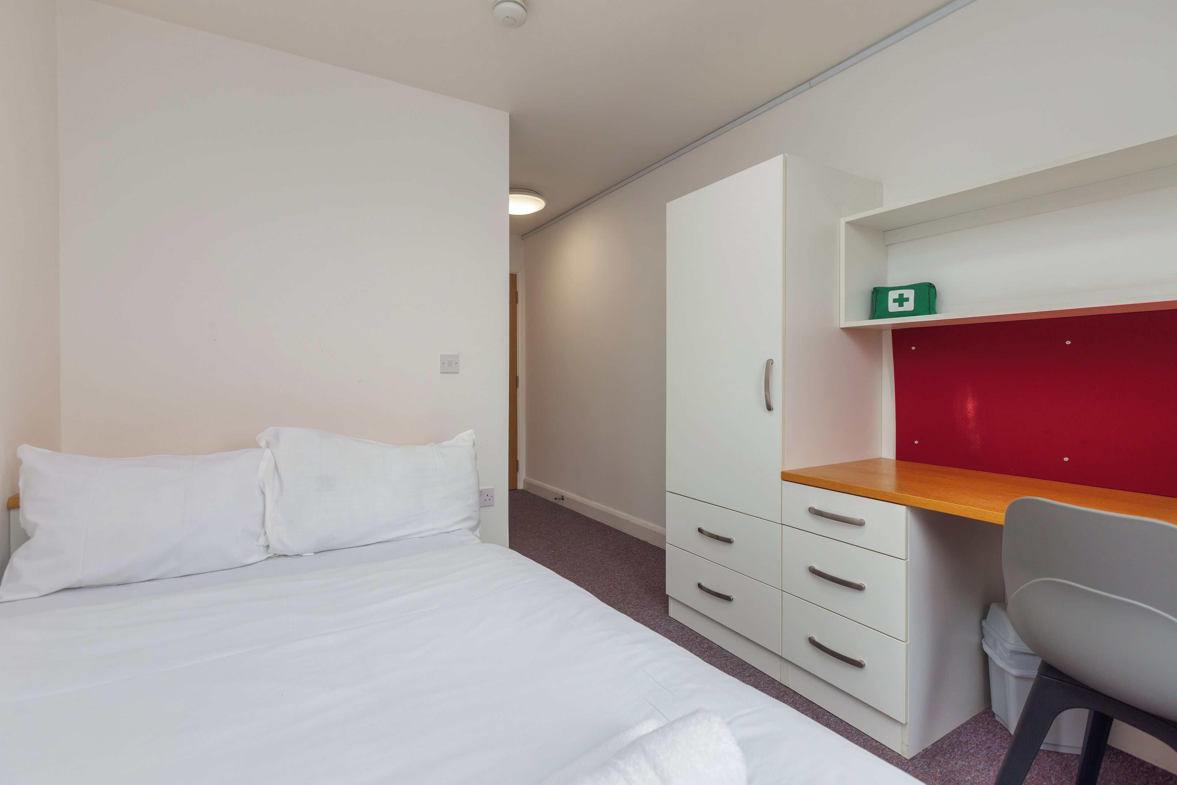 書桌、手提電腦工作空間、床單